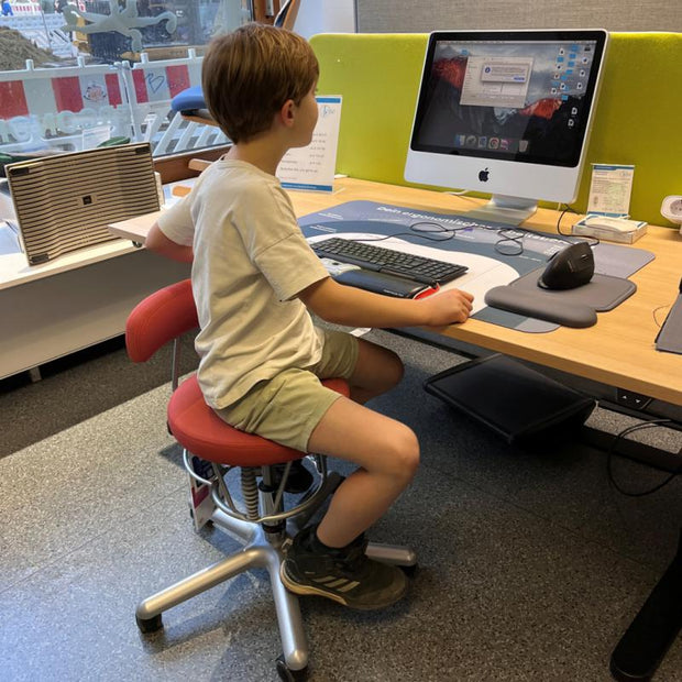 API-Test Bioswing Kinderstuhl Foxy mit Lendenwirbelstütze